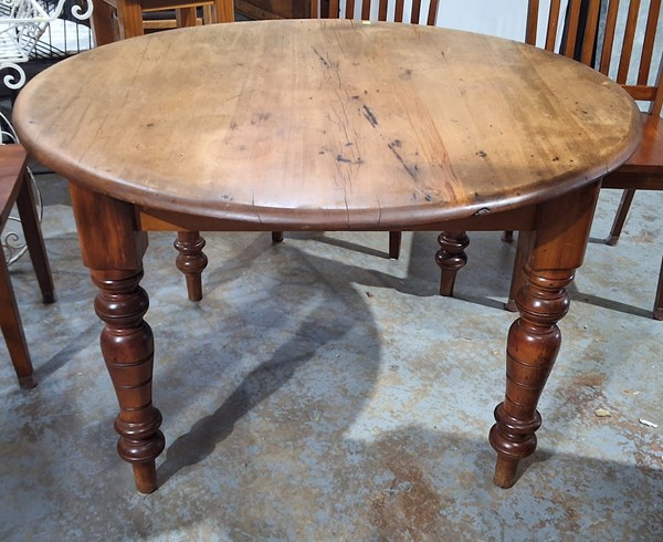 Lot 462 - DINING TABLE
