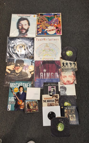 Lot 1299 - BEATLES LOT