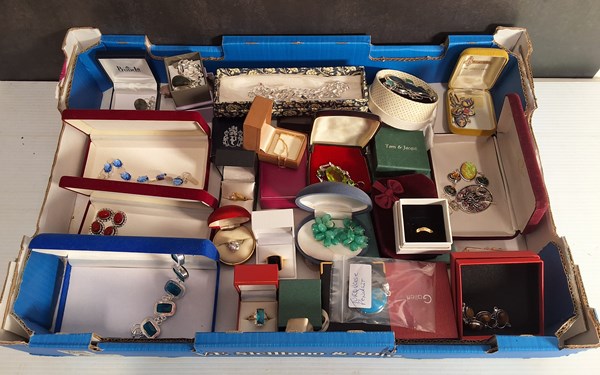 Lot 1379 - COSTUME JEWELLERY