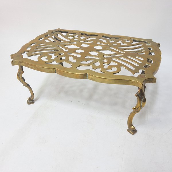 Lot 1222 - TRIVET STAND