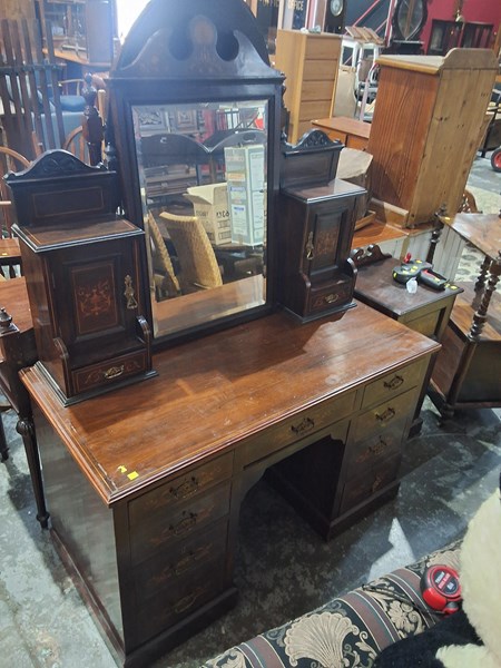 Lot 192 - DRESSING TABLE