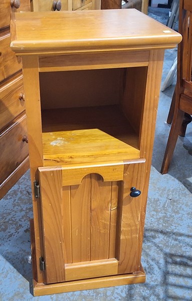 Lot 442 - PETITE CABINET