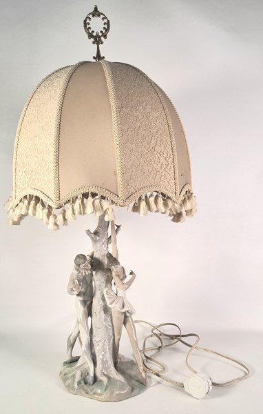 Lot 1214 - LLADRO LAMP