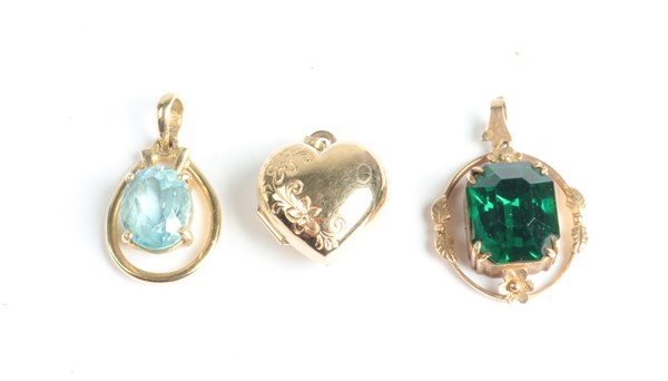 Lot 1060 - GOLD PENDANTS