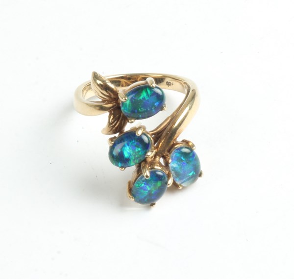 Lot 1014 - GOLD RING
