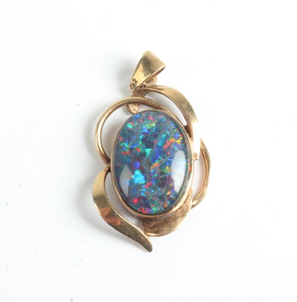 Lot 1029 - GOLD PENDANT