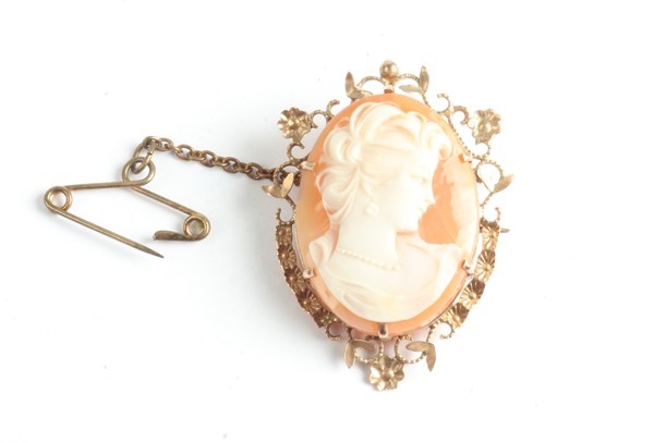 Lot 1028 - GOLD CAMEO