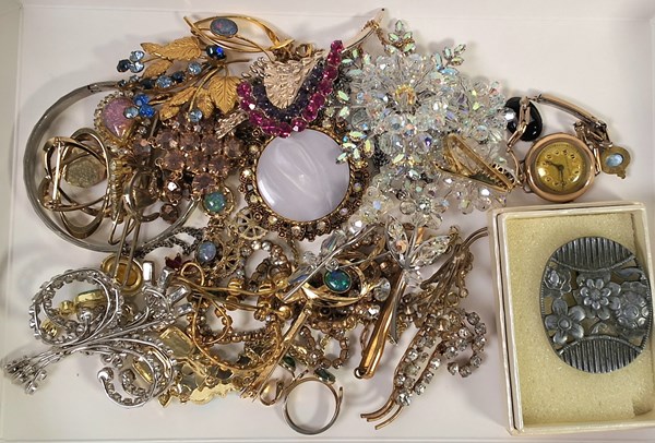 Lot 1132 - JEWELLERY