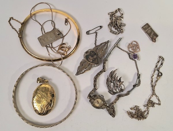 Lot 1054 - JEWELLERY