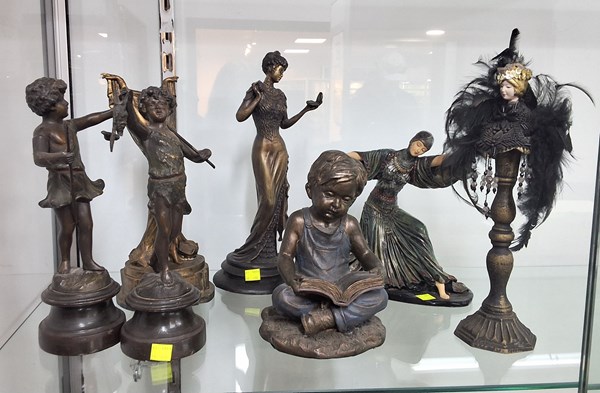 Lot 1496 - FIGURINES