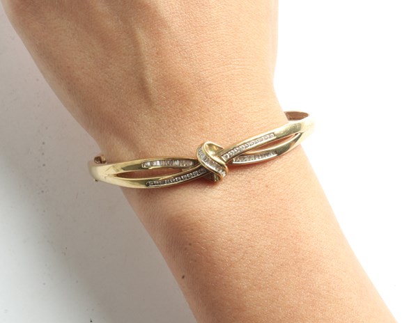 Lot 1017 - GOLD BANGLE