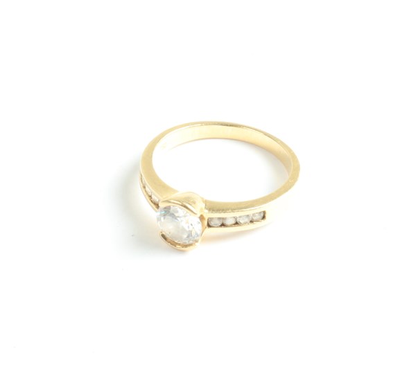 Lot 1011 - GOLD RING