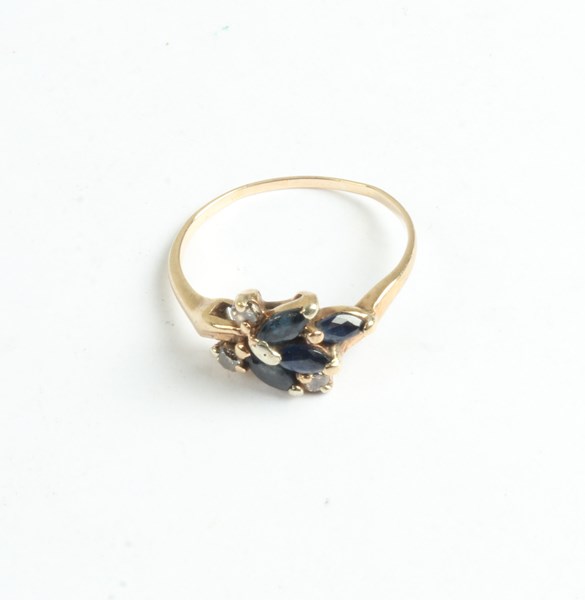 Lot 1007 - GOLD RING