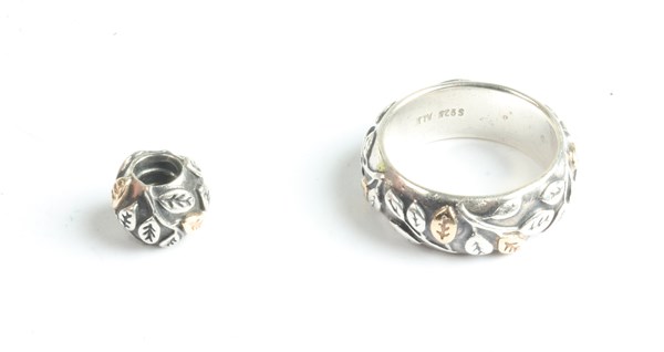 Lot 1086 - SILVER RING