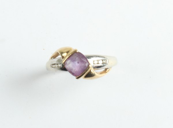 Lot 1016 - GOLD RING