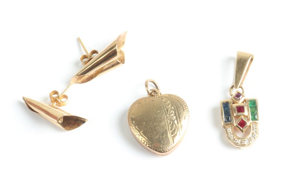 Lot 1033 - GOLD JEWELLERY