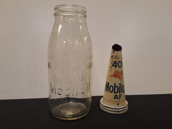 Lot 1262 - OIL BOTTLE