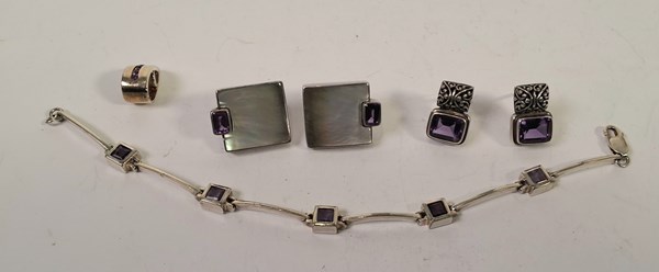 Lot 1051 - JEWELLERY