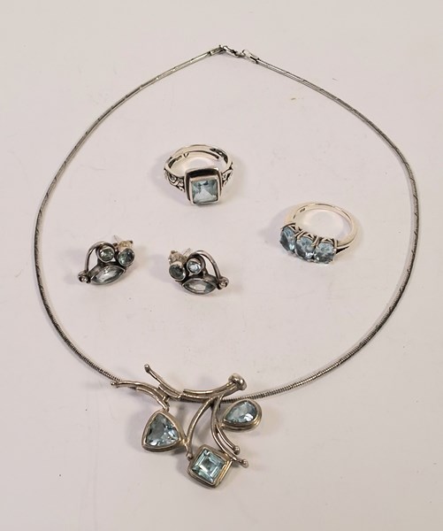 Lot 1049 - JEWELLERY