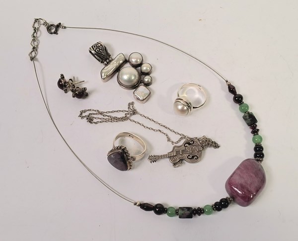 Lot 1052 - JEWELLERY