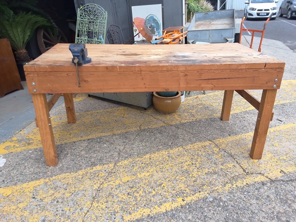 Lot 516 - WORKSHOP BENCH AND VICE