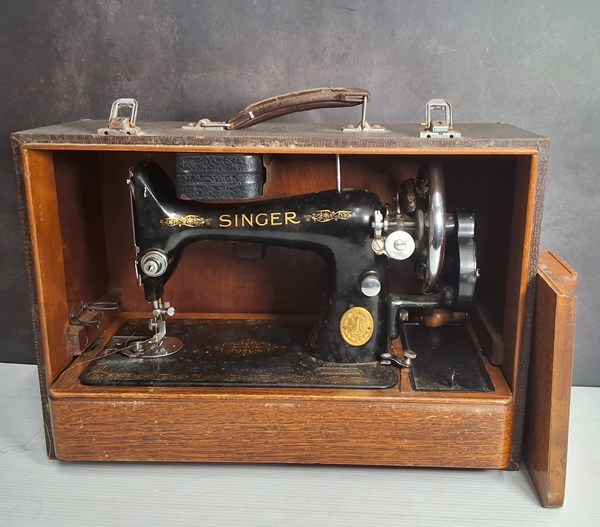Lot 1342 - SINGER SEWING MACHINE
