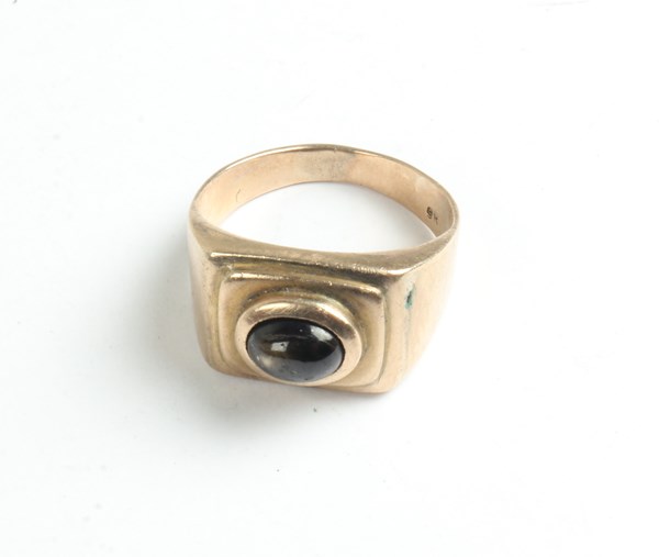 Lot 1010 - GOLD RING