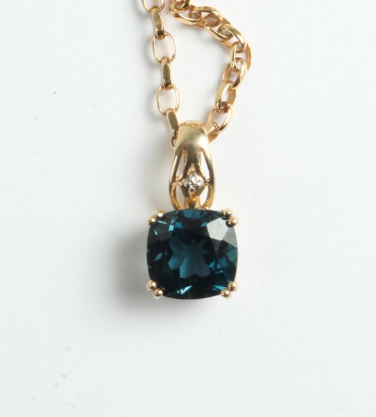 Lot 1032 - GOLD NECKLACE