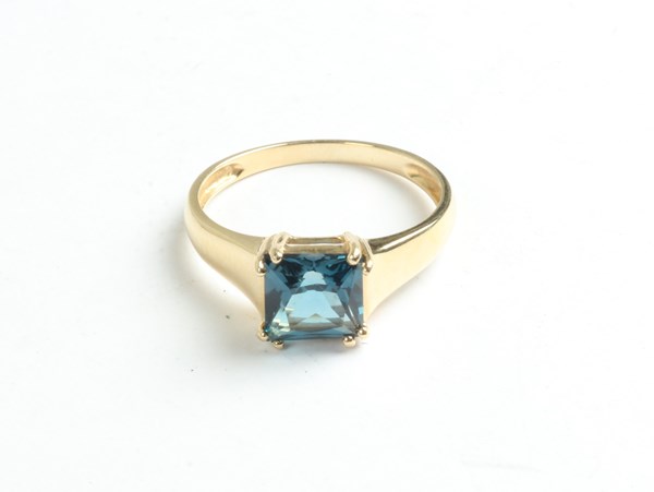 Lot 1015 - GOLD RING