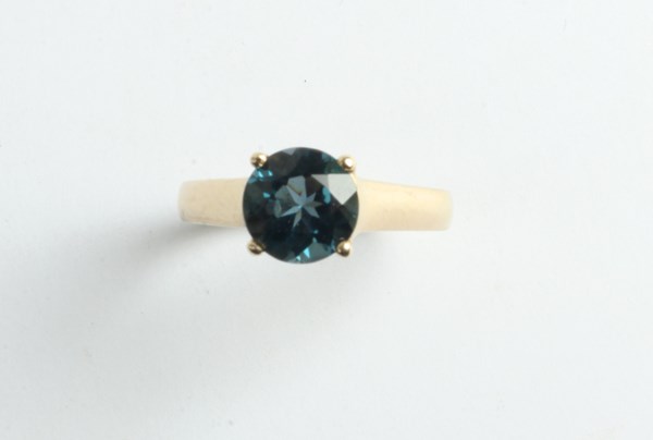Lot 1002 - GOLD RING