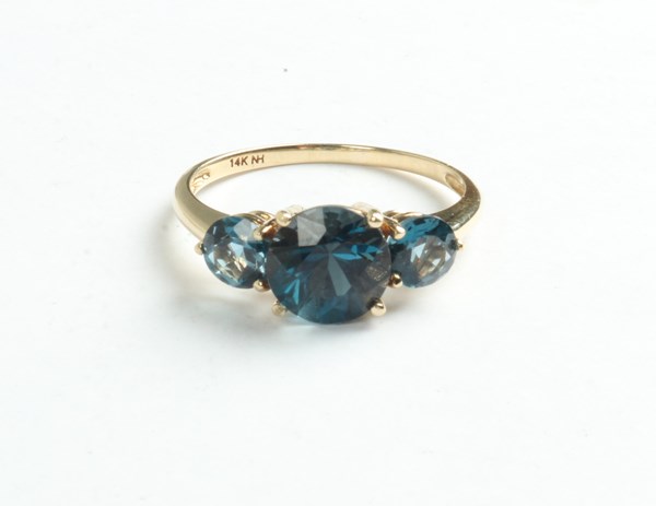 Lot 1018 - GOLD RING