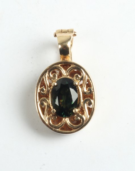 Lot 1035 - GOLD PENDANT