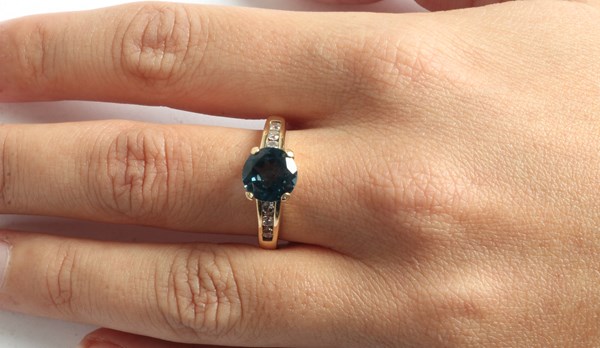 Lot 1012 - GOLD RING