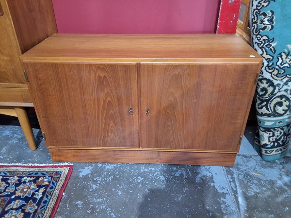 Lot 20 - CABINET