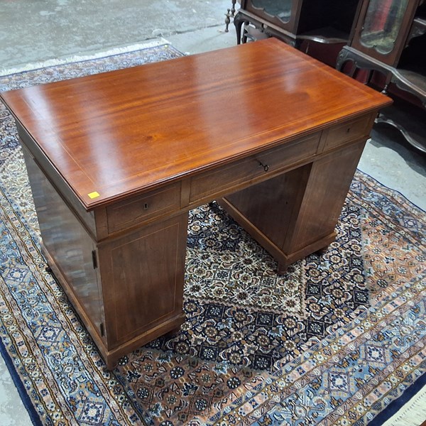 Lot 60 - DESK