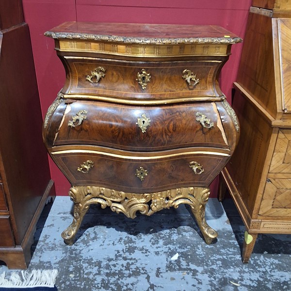 Lot 48 - COMMODE
