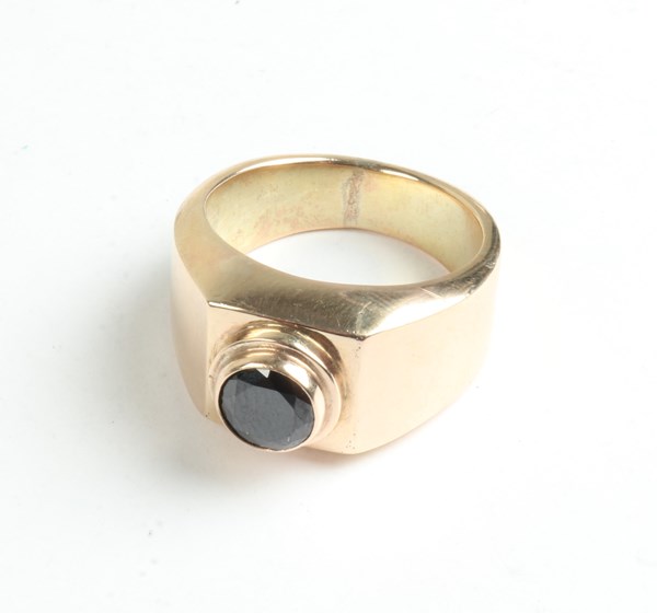 Lot 1009 - GOLD RING