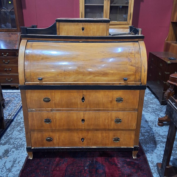 Lot 38 - CYLINDER TOP DESK