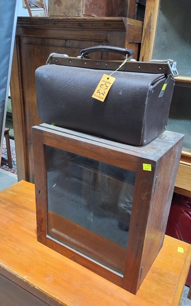 Lot 291 - DISPLAY CABINET