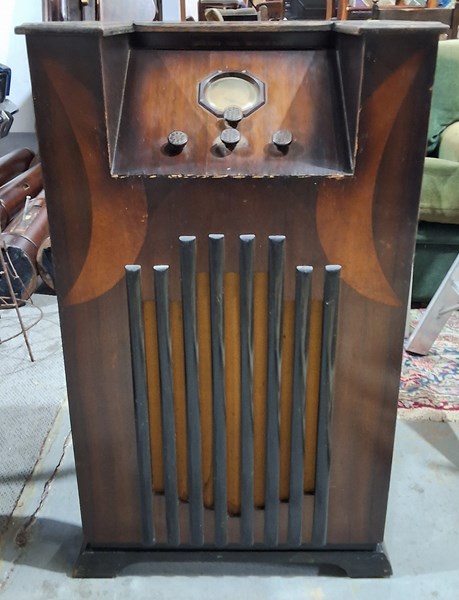 Lot 328 - CONSOLE RADIO