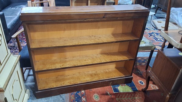Lot 136 - BOOKSHELF