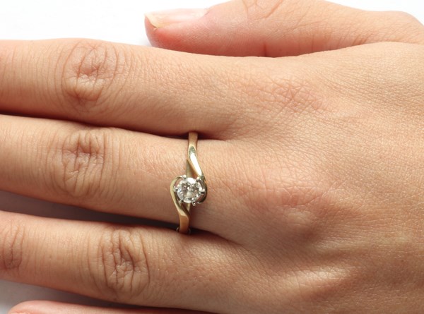 Lot 1022 - DIAMOND RING