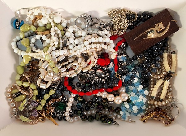 Lot 1133 - COSTUME JEWELLERY