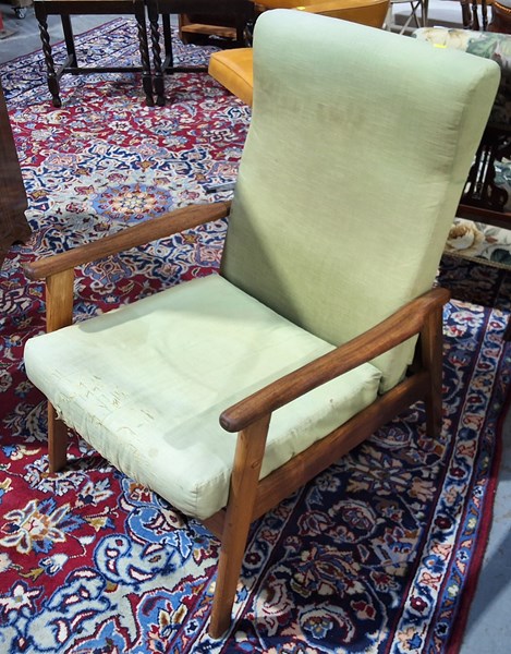 Lot 433 - TV CHAIR