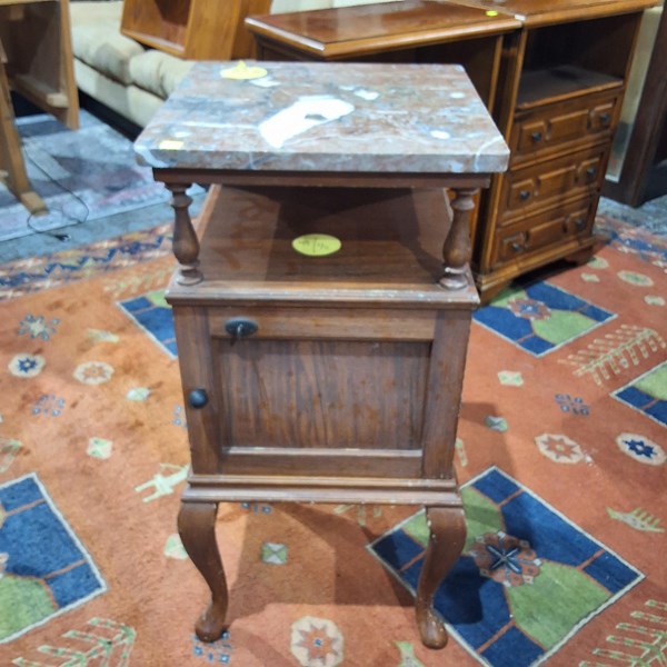 Lot 133 - BEDSIDE CABINET