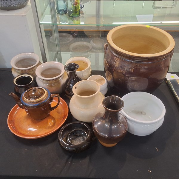 Lot 1418 - POTTERY
