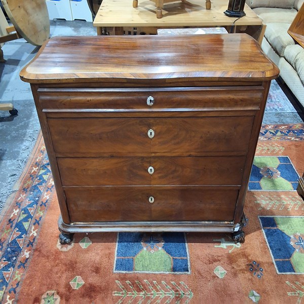 Lot 137 - CHEST OF DRAWERS