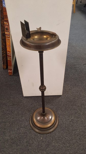 Lot 400 - SMOKERS STAND