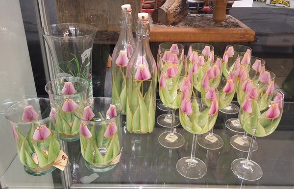 Lot 1396 - FLORAL GLASSWARE