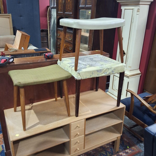 Lot 104 - STOOLS